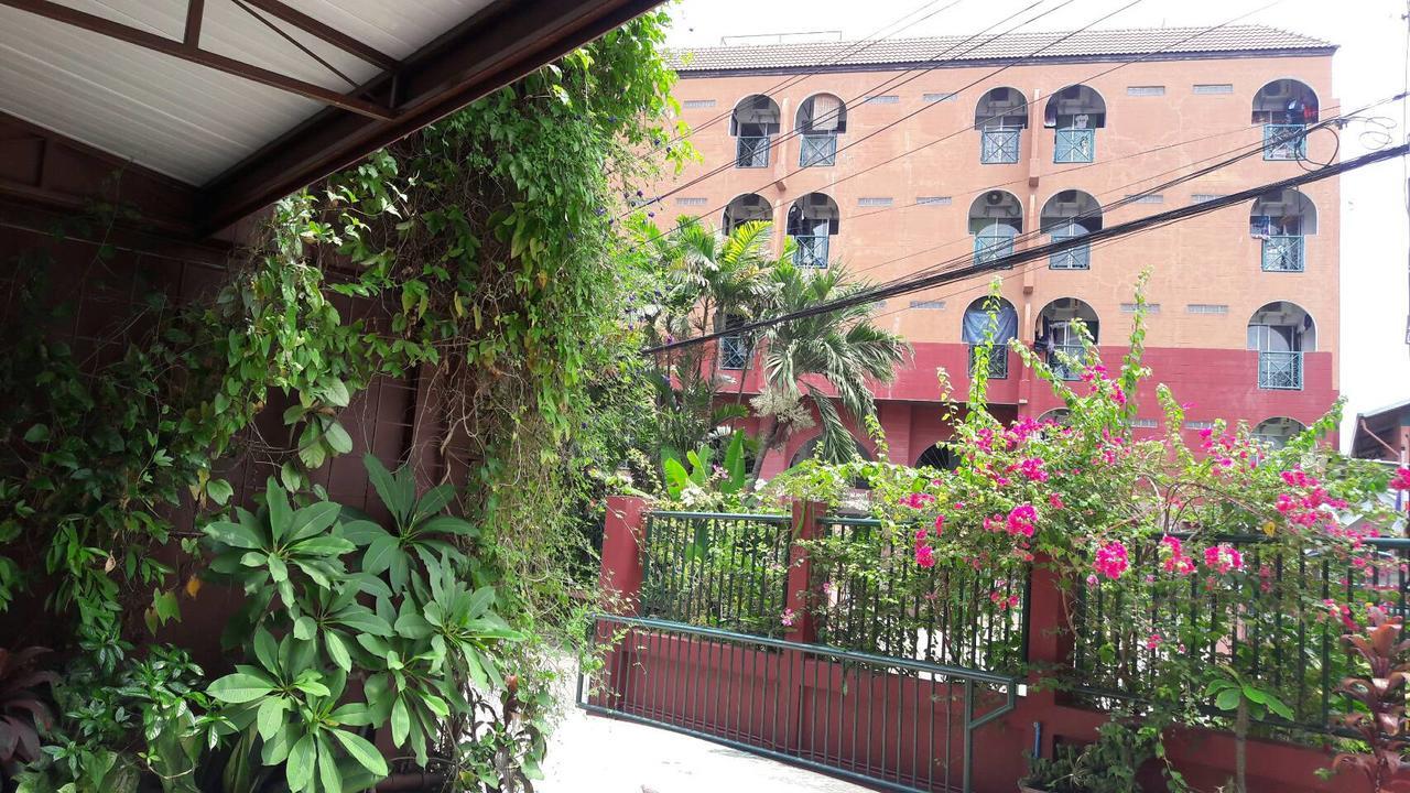 Baankhunmae Apartment Bangkok Luaran gambar