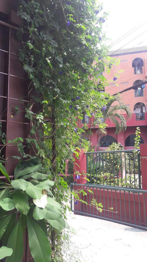 Baankhunmae Apartment Bangkok Luaran gambar